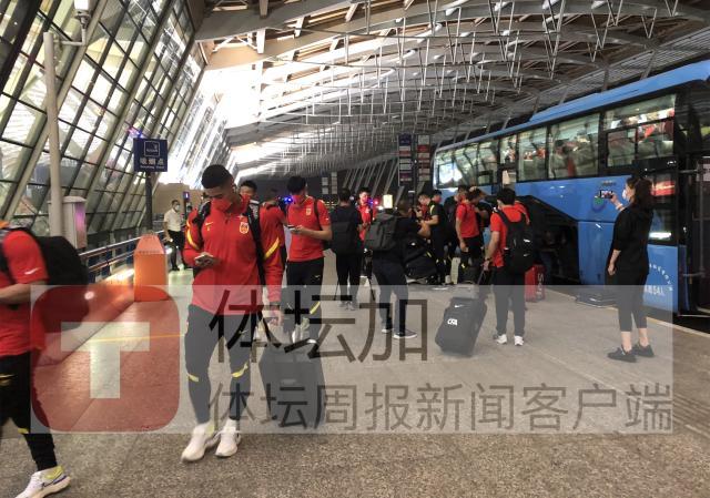 开云体育-【手记】李铁再次让出公务舱 球迷空姐为国足送祝福